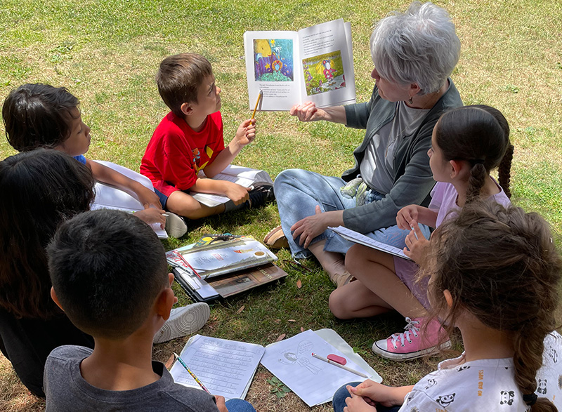 Debra Crouch teaching children to read